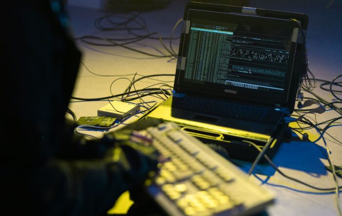 Profissional de cibersegurança a monitorizar rede empresarial